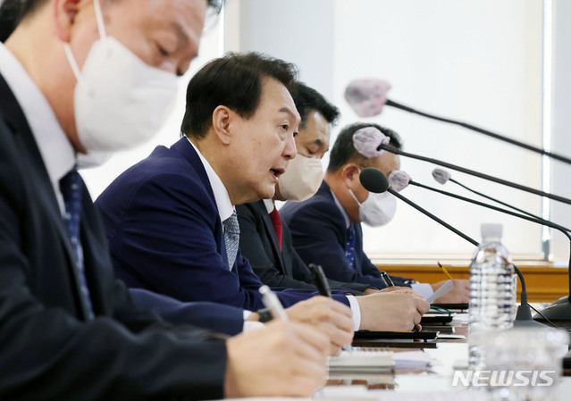 ▲ 윤석열 대통령이 30일 오전 서울 중구 명동 국제금융센터에서 열린 제3차 거시금융 상황점검회의를 주재하고 있다.ⓒ뉴시스(사진=대통령실통신사진기자단)