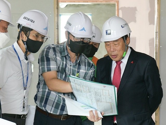 ▲ 최민호 세종시장이 30일 전동면 복합커뮤니티센터에서 집중안전점검을 하고 있다.ⓒ세종시