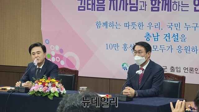 ▲ 김태흠 충남도지사(좌측)가 30일 홍선군을 방문, 기자간담회를 하고 있다. 우측은 이용록 홍성군수.ⓒ김정원 기자