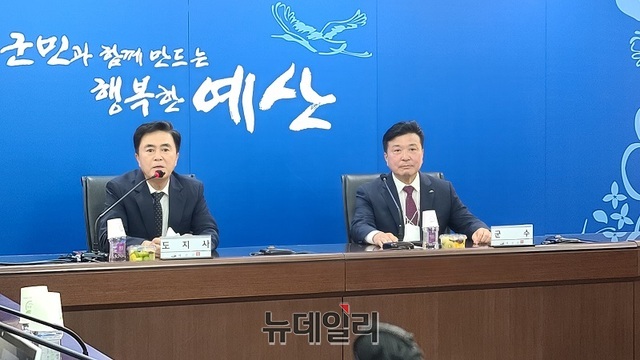 ▲ 김태흠 충남도지사가 30일 시군 마지막 순방지인 예산군을 방문해 기자간담회를 갖고 있다. 오른쪽은 최재구 예산군수.ⓒ김정원 기자