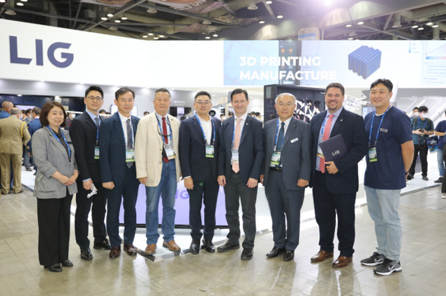 ▲ 지난 23일 경기도 일산 킨텍스에서 개최된 'DX-KOREA 2022'에서 구본상 LIG 회장(왼쪽 다섯번째)과 옵티시스 Janos Opra 대표이사(오른쪽 네번째), Ben Hollenbeck 글로벌 비즈니스 부사장(오른쪽 두번째) 주요 관계자들이 MOU를 체결한 뒤 LIG 부스에서 기념사진을 촬영하고 있다.ⓒLIG넥스원