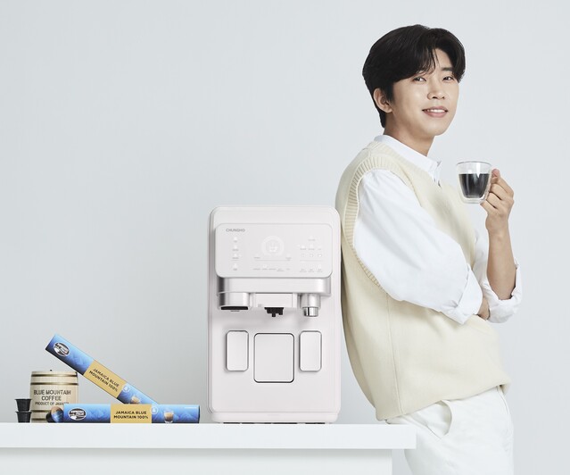 ▲ 얼음 나오는 커피머신 '청호 에스프레카페'와 모델 임영웅 ⓒ청호나이스