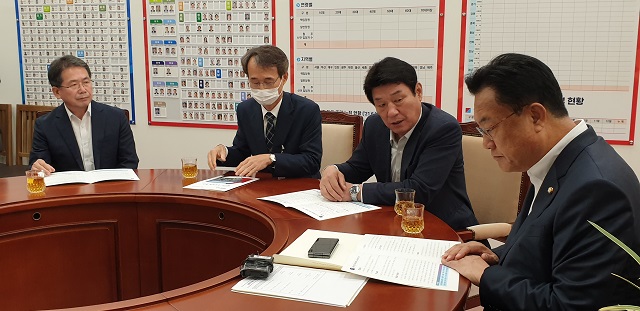 ▲ 김진열 군위군수(왼쪽)가 30일 국민의힘 원내대표실에서 대구편입 법률안 논의를 하고 있다.ⓒ군위군