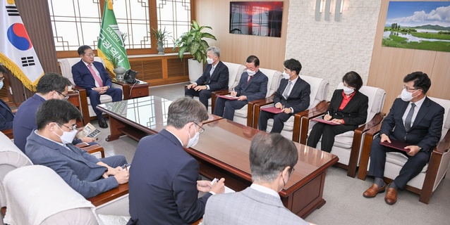 ▲ 왼쪽부터 홍준표 대구시장, 김기혁 대구교통공사 사장, 정명섭 대구도시개발공사 사장, 문기봉 대구공공시설관리공단 이사장, 정순천 대구시 행복진흥사회서비스원 원장, 김유현 ㈜대구디지털혁신진흥원 원장.ⓒ대구시