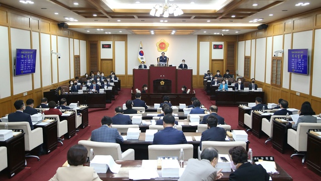 ▲ 대구시의회(의장 이만규)는 30일 제295회 정례회 제3차 본회의 의결을 통해 ‘맑은 물 공급 추진 특별위원회’와 ‘통합신공항 건설 특별위원회’를 구성하고 지역의 최대 현안인 취수원 이전사업과 통합신공항 건설 사업의 성공적인 추진을 위해 시의회 차원의 역량을 모은다.ⓒ대구시의회