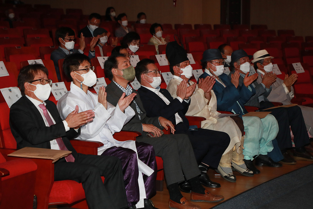 ▲ 예천군 문화회관에서 29일 오후 2시부터 예천청년유도회(회장 박일호) 주관으로 ‘경북청유 선비문화 예천포럼’이 개최됐다.ⓒ예천군