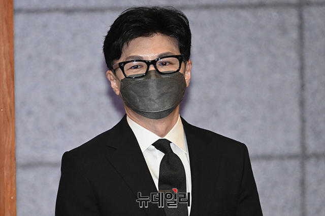 ▲ 한동훈 법무부 장관이 27일 오후 서울 종로구 헌법재판소 대심판정에서 열린 '검수완박' 법안의 위헌 여부를 판단하기 위한 공개변론에 참석하기 위해 차량에서 내리고 있다. ⓒ강민석 기자