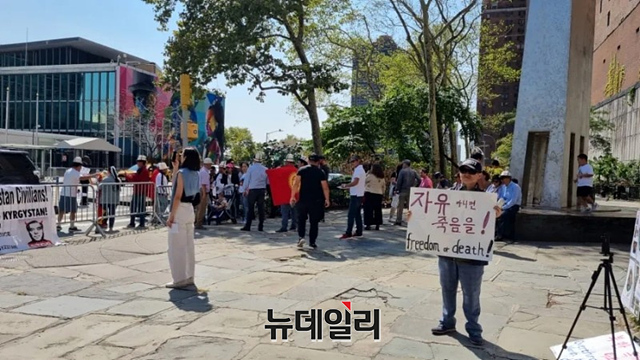 ▲ UN본부 앞에서 1인 시위 중인 탈북자 윤태양씨.ⓒ뉴데일리