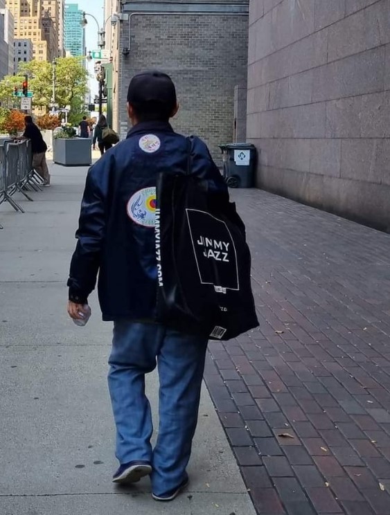 ▲ 1인 시위를 끝내고 시위용품을 정리해 돌아가는 윤태양 씨 뒷모습. 박선영 전의원 촬영. ⓒ뉴데일리