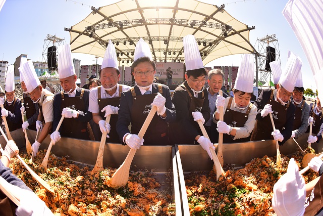 ▲ 봉화군은 제26회 봉화송이축제의 대표행사인 대형 송이비빔밥 퍼포먼스를 준비하고 있다.ⓒ봉화군