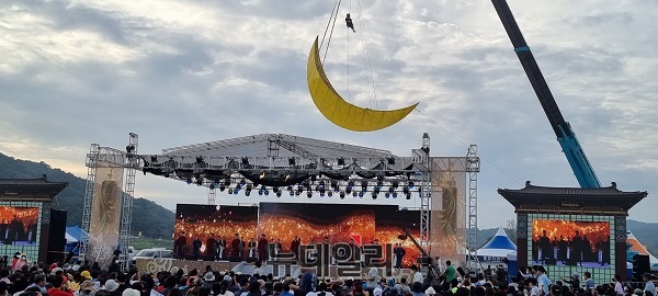 ▲ 백제문화제 첫날인 1일 부여 구뜨래 주민대에서 개막 선언에 이어 계산 공주 쇼케이스, 불꽃놀이, 축하 공연 등 다채로운 행사가 열렸다.ⓒ김경태기자