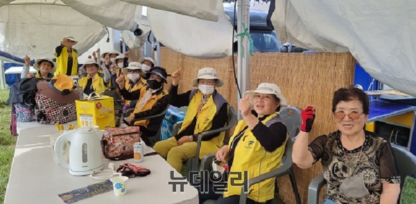 ▲ 이애철 실버봉사회장과 회원 등이 백제문화제 성공을 위해 필승을 결의하고 있다.ⓒ김경태 기자