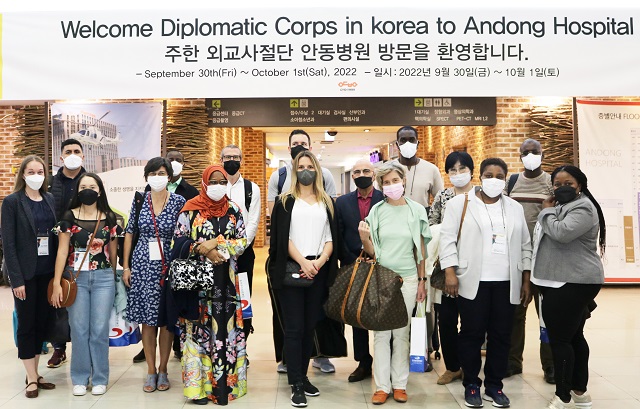 ▲ 세계보편문화 탈과 탈춤을 기반으로 한 국제교류의 중심 안동국제탈춤페스티벌에 13개국, 23명이 참여하는 대사관 팸투어가 추진했다.ⓒ안동시