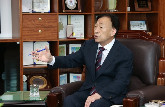 ▲ 설동호 대전시교육감이 뉴데일리와 인터뷰를 하고 있다.ⓒ대전시교육청