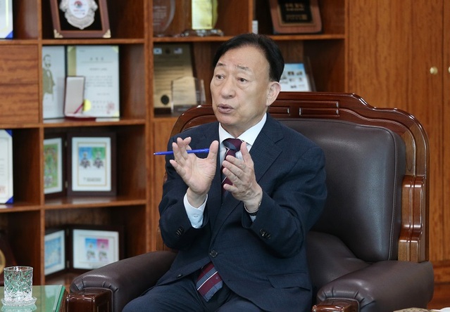 ▲ 섷동호 대전시교육감이 뉴데일리와 인터뷰를 하고 있는 모습이다.ⓒ대전시교육청