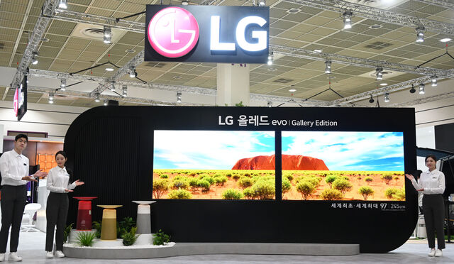 ▲ 서울 삼성동 코엑스에서 열리는 한국전자전(KES 2022)에 전시된 LG전자 세계 최대 97형 올레드 에보 갤러리 에디션 ⓒLG전자