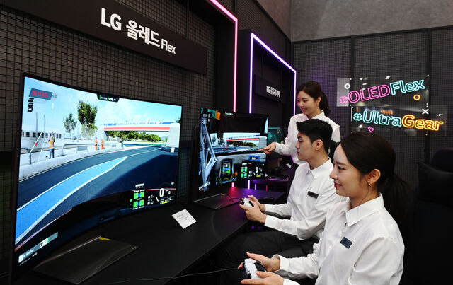 ▲ 한국전자전(KES 2022)에서 LG전자가 선보인 벤더블(Bendable) 게이밍 올레드 TV 플렉스(FLEX) ⓒLG전자