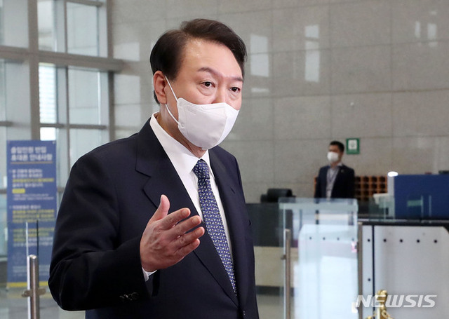 ▲ 윤석열 대통령이 4일 오전 서울 용산 대통령실 청사로 출근하며 취재진 질문에 답하고 있다. ⓒ뉴시스