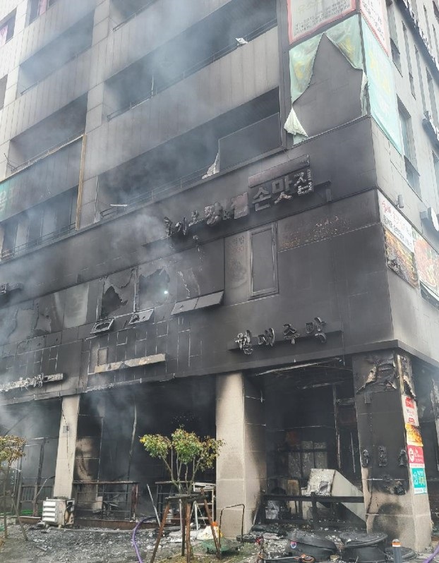 ▲ 4일 오전 10시 1분쯤 세종시 보람동 8층 상가 건물에서 불이 나 소방대원들이 진화 작업을 하고 있다.ⓒ세종소방본부