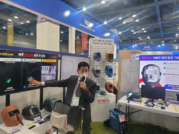 ▲ 허문영 오토스 대표가 서울 강남구 코엑스에서 열린 '2022 스마트비즈엑스포'에 마련된 부스에서 제품을 설명하는 모습.ⓒ뉴데일리DB