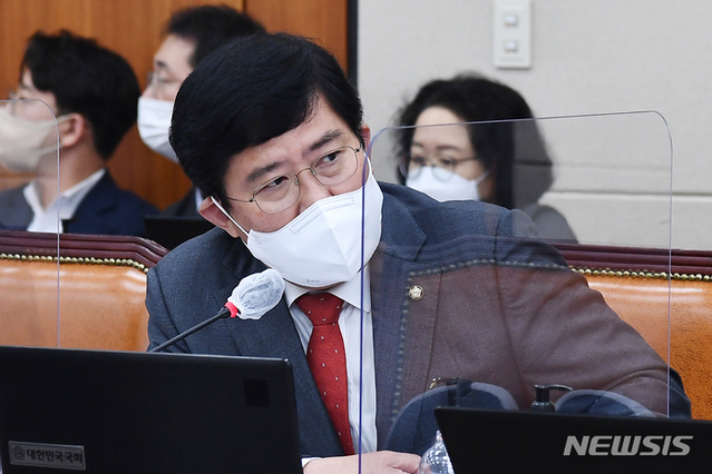 ▲ 윤창현 국민의힘 국회의원이 4일 국회에서 열린 정무위원회의 국무조정실, 국무총리비서실 국정감사에서 이스타 항공 관련 질의를 하고 있다. ⓒ뉴시스