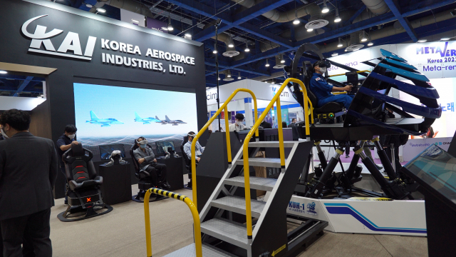 ▲ 최초 공개된 수리온(KUH-1)과 KT-1 기본훈련기 VR조종훈련장비 6축 모션플랫폼.ⓒ KAI