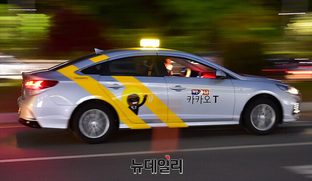 ▲ 저녁 시간대 도로 위를 빠르게 달리고 있는 택시. ⓒ정상윤 기자