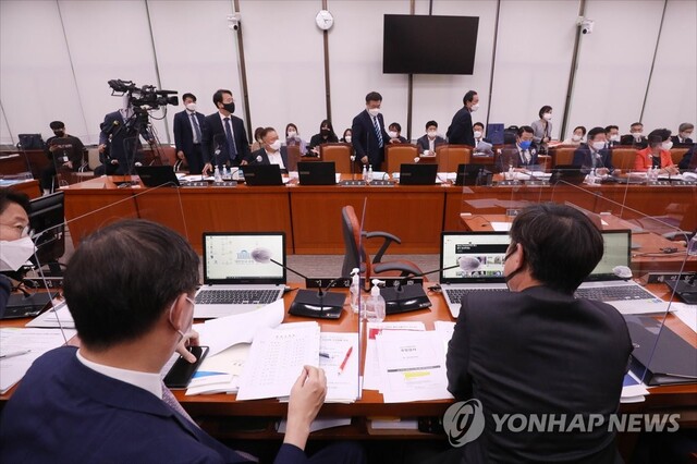 ▲ 4일 오후 서울 여의도 국회에서 열린 국회 외교통일위원회 외교부 국정감사에서 윤석열 대통령 비속어 논란 영상을 재생하는 것을 두고 여야 의견 차이로 감사가 중지되고 있다.ⓒ연합뉴스