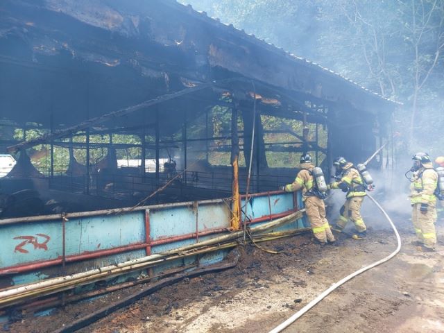 ▲ 4일 오후 1시34분쯤 충북 진천군 진천읍 지암리의 한 돼지농장에서 화재가 발생해 소방당국이 진화작업을 하고 있다.ⓒ진천소방서