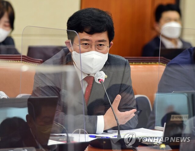 ▲ 국민의힘 윤창현 의원이 4일 오후 국회 정무위원회에서 열린 국정감사에서 이스타항공의 부정 채용 의혹에 대한 발언을 하고 있다. ⓒ연합뉴스