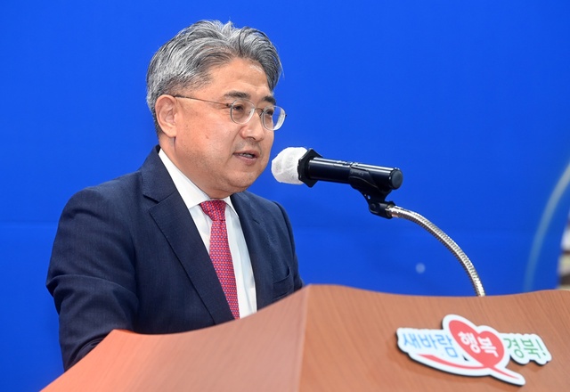 ▲ 강성조 행정부지사는 퇴임식에서 “고향인 경북에서 공직을 마무리하게 돼 영광이다. 도청에서 공직자들과 함께 고생했던 지난날들이 잊히지 않을 것 같다”며 “경북이 지방시대를 열어갈 수 있도록 퇴임 후에도 응원을 아끼지 않겠다”고 말했다.ⓒ경북도