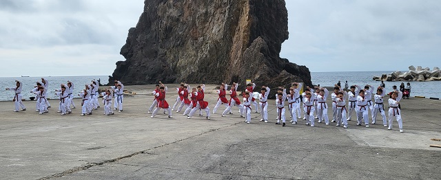 ▲ 광복 77주년 경축 태권도 퍼포먼스 행사가 울릉도 통구미 거북바위 앞에서 진행되고 있다.ⓒ울릉군