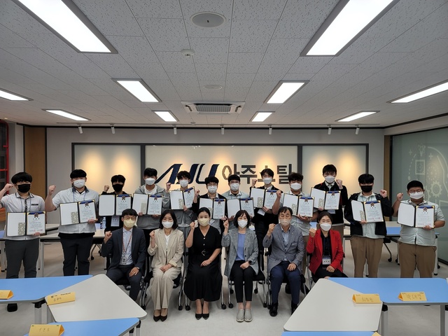 ▲ 경북교육청(교육감 임종식)은 지난 30일 금오공업고 공동실습소에서 아주스틸㈜ 채용예정 학생 12명을 대상으로 2주간 실시한 ‘직업교육 혁신지구사업’ 관련 산업체 채용연계 직무교육과정 3기를 성공적으로 마무리했다고 밝혔다.ⓒ경북교육청