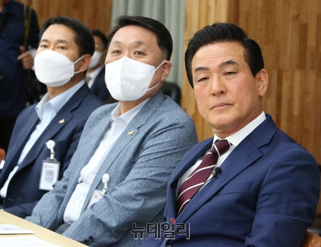 ▲ 백성현 논산시장이 5일 민선 8기 출범 100일 맞아 안호 부시장과 함께 대화를 하고 있다.ⓒ이길표 기자