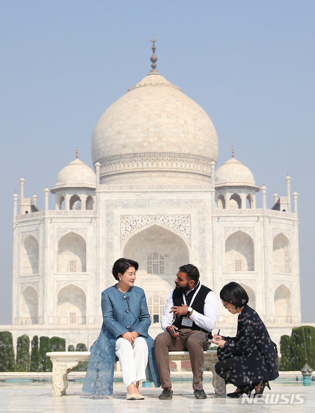 ▲ 김정숙 여사가 2018년 11월 7일 우타르프라데시주 아그라 타지마할을 방문해 관계자와 대화를 하고 있다.ⓒ뉴시스
