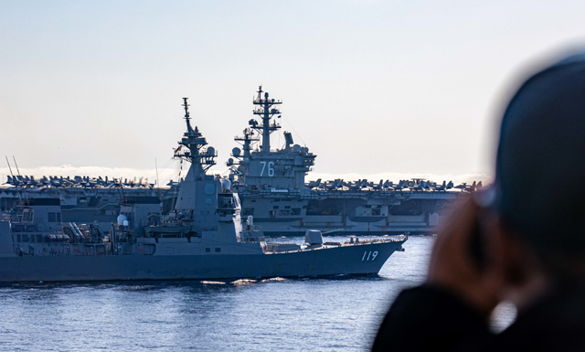 지난 9월 30일 한미일이 동해상에서 실시한 연합훈련 중 日해상자위대 구축함 '아사히'함과 美해군 핵추진 항공모함 '로널드 레이건'함의 모습. ⓒ미해군 제공.