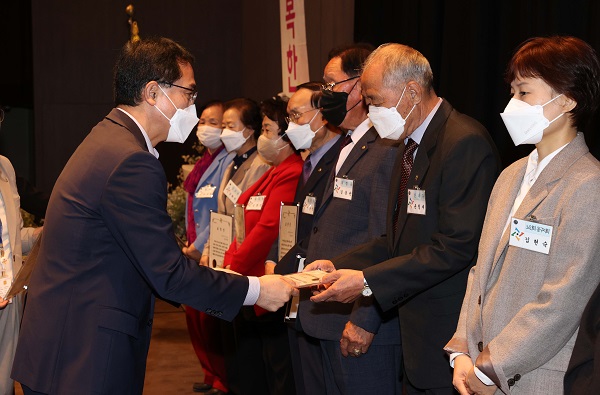 ▲ 박희조 동구청장이 모범노인 및 노인복지 기여자에게 표창을 수여하고 있다.ⓒ대전 동구