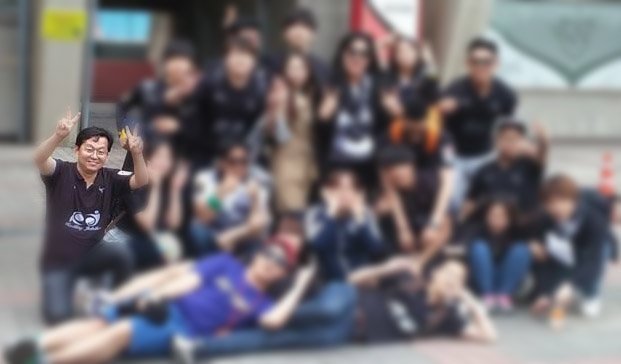 ▲ 정진상 당시 성남시 정책실장이 성남FC 서포터즈와 기념 촬영을 하고 있다(2015년 5월 포항스틸러스 축구경기장 추정). ⓒJTBC 보도화면 캡처