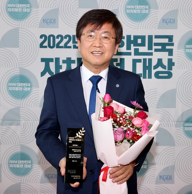 ▲ 최교진 세종교육감이 5일 백범김구기념관에서 대한민국 자치발전 대상을 수상한 뒤 기념촬영을 하고 있다.ⓒ세종교육청