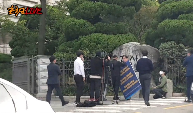 ▲ '서해 공무원 피격 사건' 유족 이래진씨가 5일 오전 서울 종로구 감사원 앞에서 1인 시위를 하는 박범계 더불어민주당 의원을 찾아가 피켓을 빼앗으며 항의하고 있다. ⓒ유튜브 채널 '자유대한호국단' 캡처