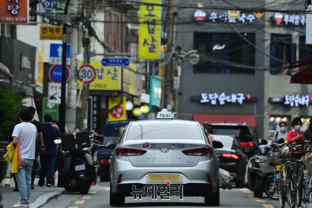 서울시내를 달리고 있는 택시. ⓒ강민석 기자