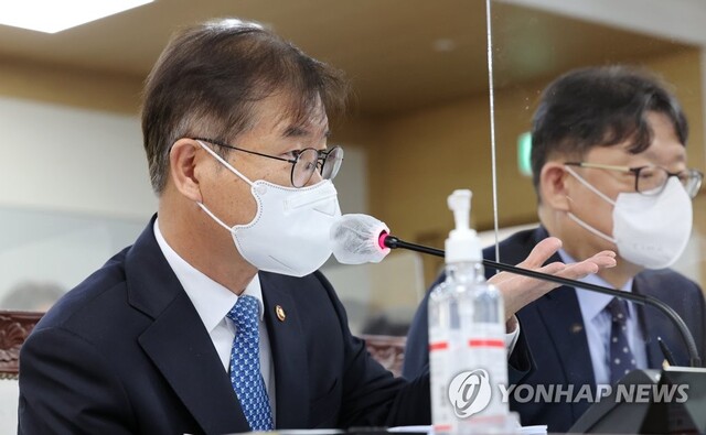 ▲ 이정식 고용노동부 장관이 5일 오전 세종시 정부세종청사에서 열린 국회 환경노동위원회의 고용노동부 등의 국정감사에서 의원 질의에 답변하고 있다.ⓒ연합뉴스