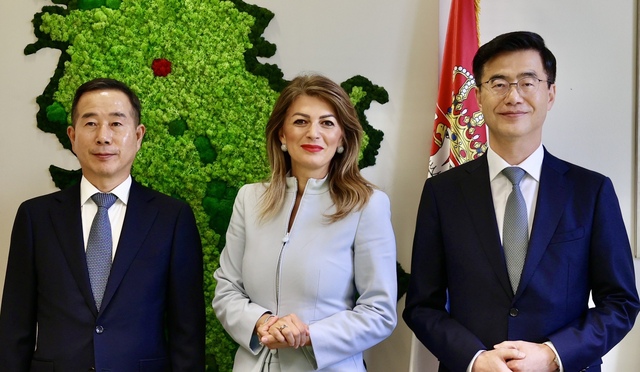 ▲ 왼쪽부터 정원정 기아 유럽권역본부장, 타짜나 마티치 세르비아 통상·관광·통신부 장관. ⓒ현대차그룹