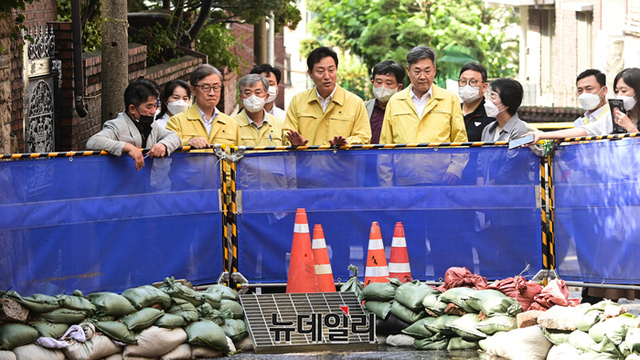 ▲ 오세훈 서울시장이 7월 1일 오전 서울 종로구 혜화동 인근을 찾아 폭우 피해 현장을 둘러보고 있다. ⓒ강민석 기자