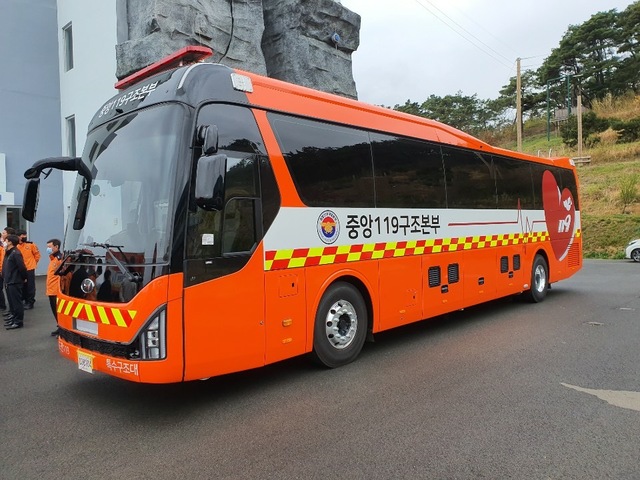 ▲ 경북소방본부는 지난 4일 구미의 한 휴대전화 유리 필름 제조공장 화재현장에서 재난현장회복차량을 신속하게 운영했다.ⓒ경북도