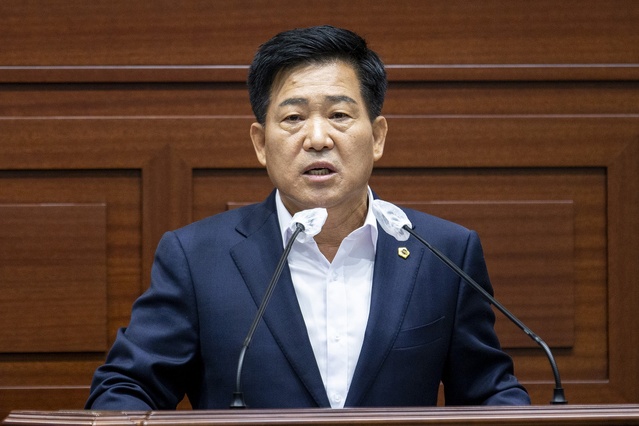 ▲ 서석영 의원(포항)은 10월 5일 경상북도의회 제1차 정례회 본회의 5분 자유발언에서 태풍 힌남노로 막대한 피해를 입은 포항지역 이재민과 기업에 대한 실제적이고 현실적인 지원과 함께, 향후 발생하는 태풍피해 최소화를 위한 항구적인 대책을 마련하고 조속히 시행할 것을 촉구했다.ⓒ경북도의회