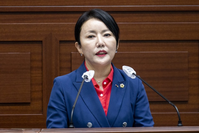 ▲ 경북도의회 정경민 의원은(비례) 5일 개최된 제335회 제1차 정례회 제1차 본회의에서 5분 자유발언을 통해 대형 국책사업들의 내실 있는 추진을 위한, 경북도와 도의회가 함께하는 공동협의체 구성을 강력히 촉구했다.ⓒ경북도의회