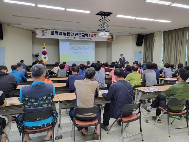 ▲ 달성군(군수 최재훈)이 관내 수박농가의 경쟁력 확보를 위해 핵심 재배기술을 보급하고자 농업인 전문교육을 실시했다.ⓒ달성군