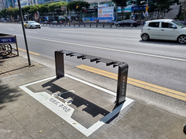 ▲ 대구 수성구(구청장 김대권)는 전동 킥보드의 올바른 주정차 질서 확립을 위해 지난 1일 전동킥보드 주차존 18개소를 설치했다.ⓒ수성구