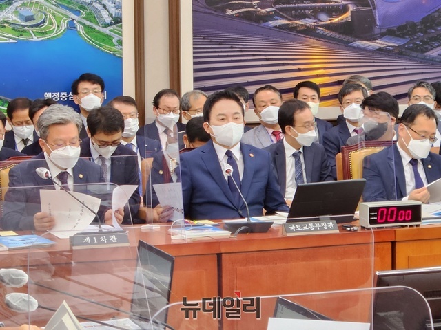 ▲ 원희룡 국토교통부 장관(가운데)이 6일 진행된 국토교통위원회 국정감사에 참석해 답변을 준비하고 있다.ⓒ박정환 기자
